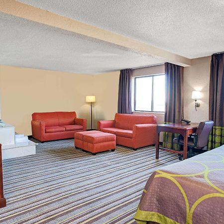 Super 8 By Wyndham Roseville/Detroit Area Exterior photo