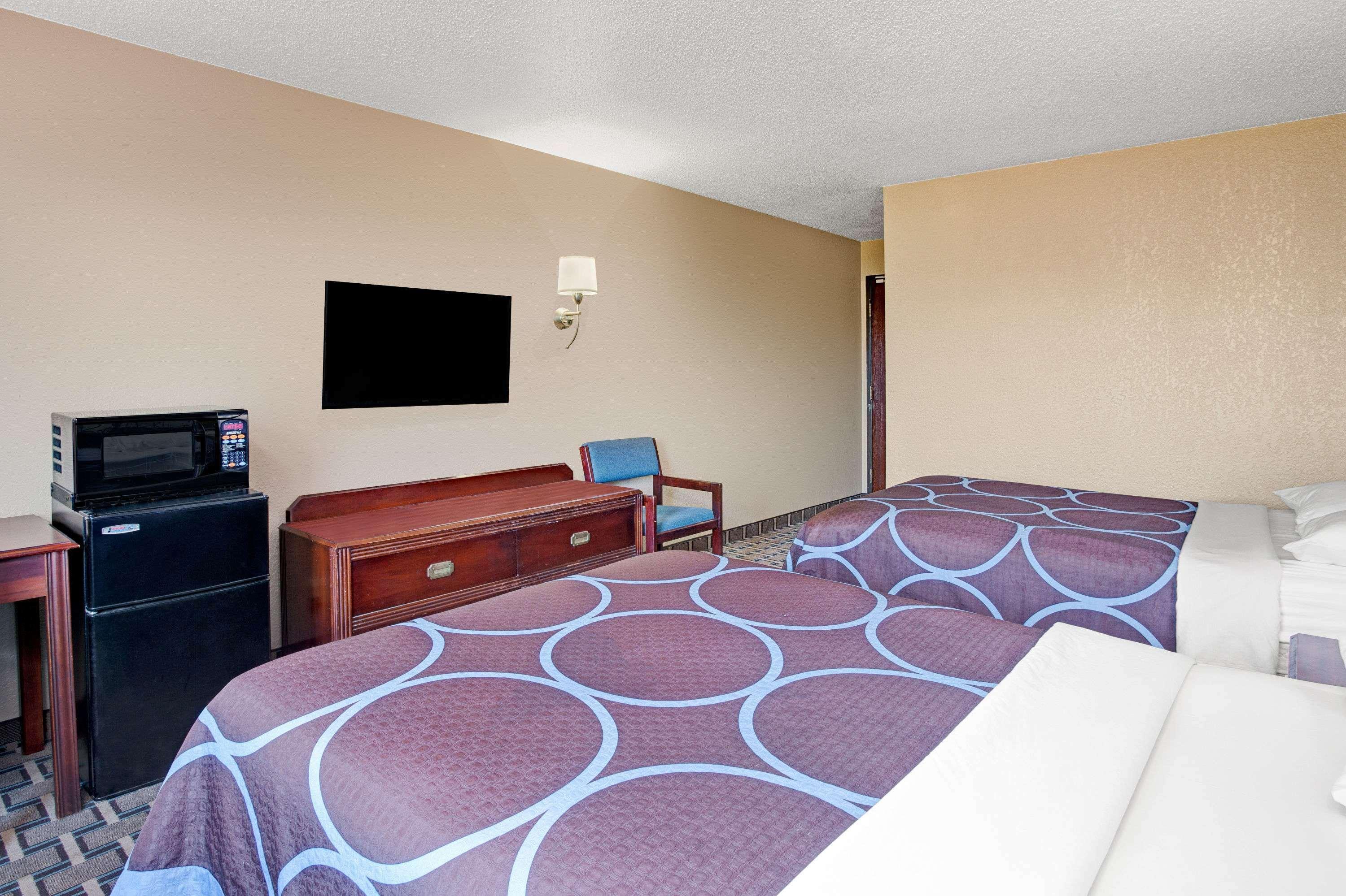 Super 8 By Wyndham Roseville/Detroit Area Exterior photo