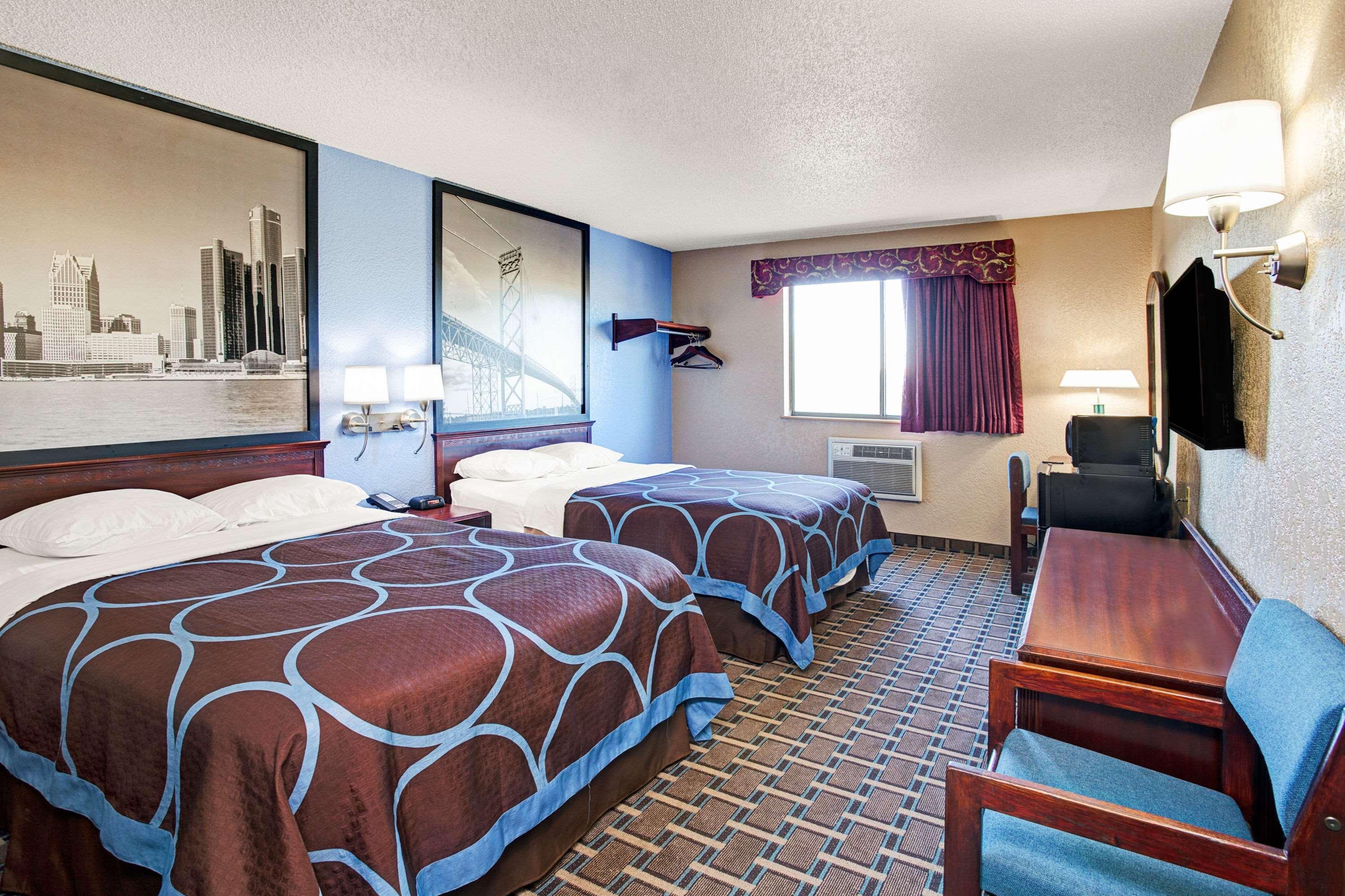 Super 8 By Wyndham Roseville/Detroit Area Exterior photo