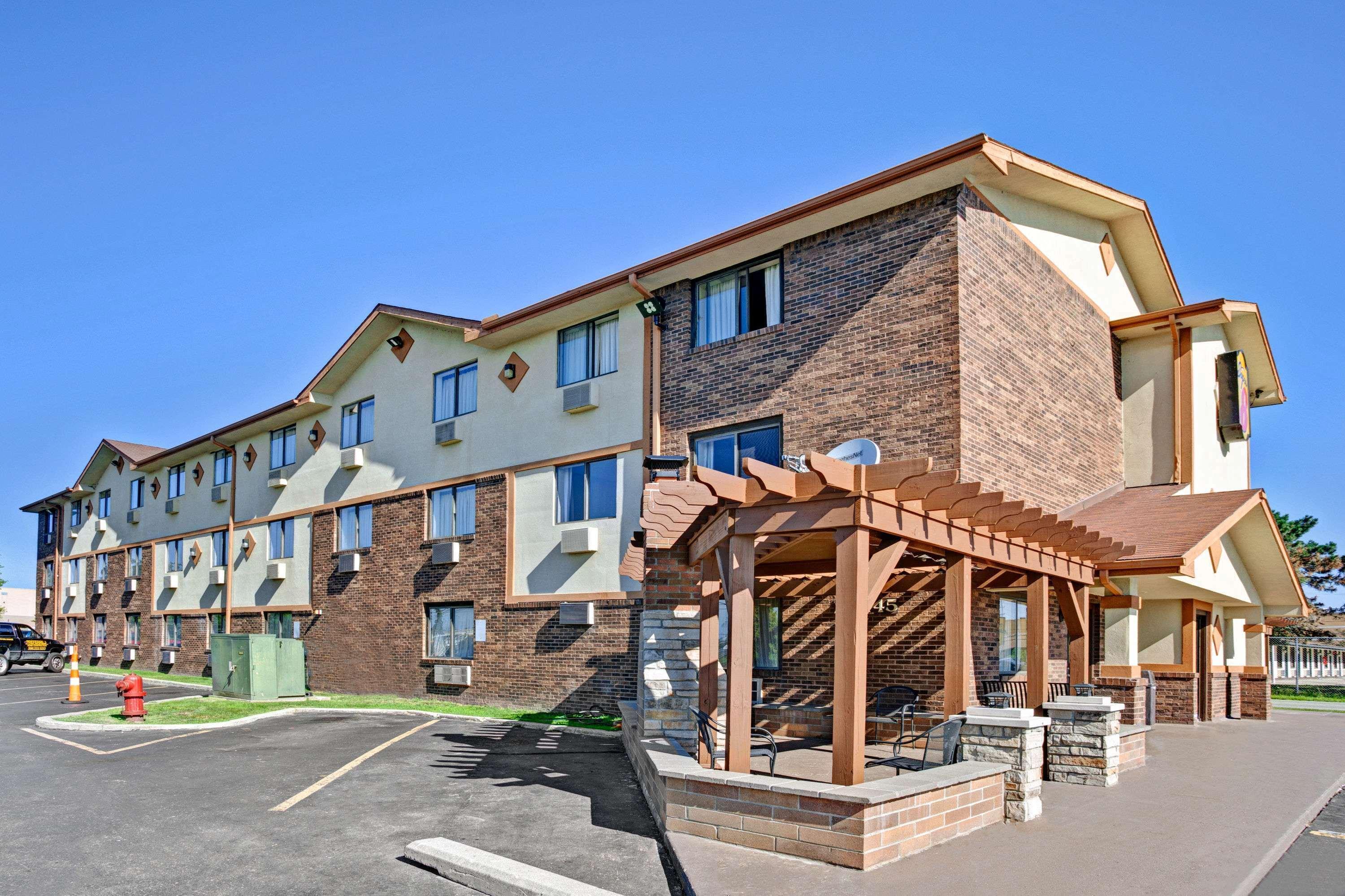 Super 8 By Wyndham Roseville/Detroit Area Exterior photo